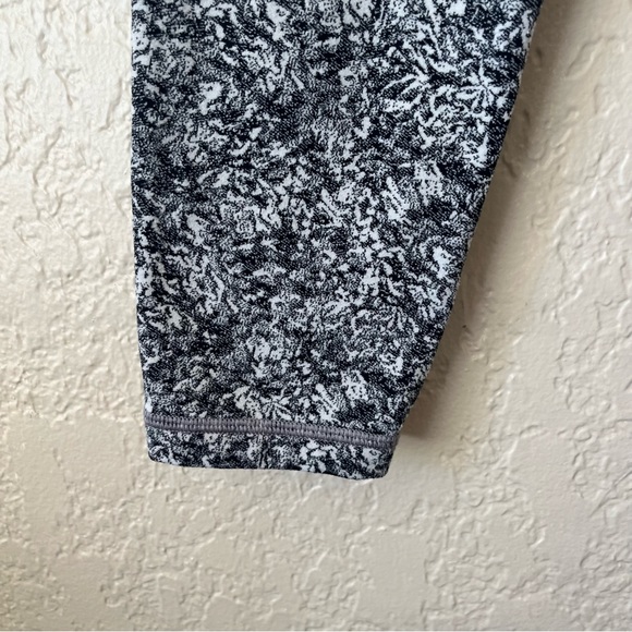 Athleta Salutation Stash Pocket II 7/8 Tight Size Small - Picture 6 of 11